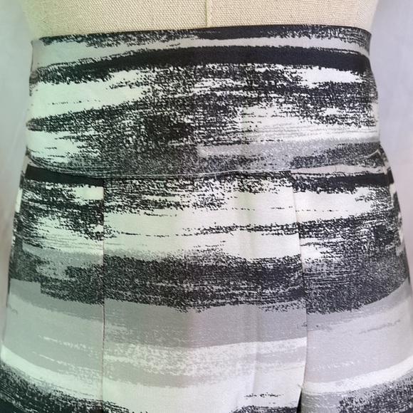 H&M Gray and White Pleated Skirt - Picture 2 of 4